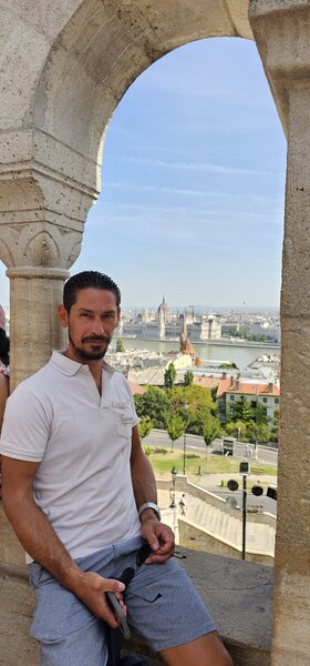 Pentru o doamna, casatorita, discreta.