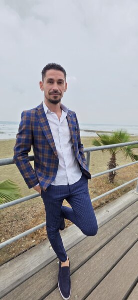 Pentru o doamna, casatorita, discreta.